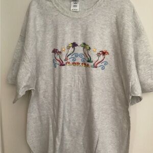 75. Gildan Light Gray Tee with Vibrant Palm Design NWOT unisex